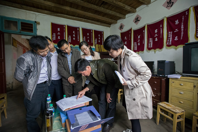 4月24日,中心人员与省发展研究中心人员一起在铜鼓排埠镇黄溪村调研_副本.jpg