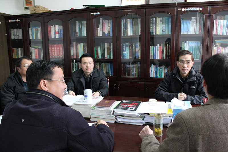 5月12日,中心主任温锐教授与丰城市委组织部铙部长交谈_副本.jpg